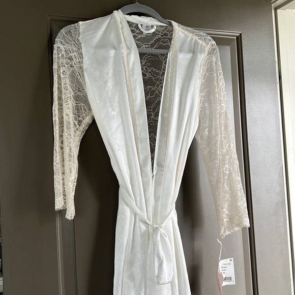 Never worn Linea Donatello S/M ivory robe - Picture 2 of 6